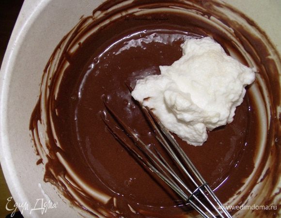 Вводим маленькими порциями белковую массу в шоколад и аккуратно перемешиваем лопаткой, чтобы белки не упали. Миксером категорически взбивать не стоит!