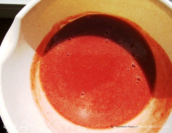 Клубнику взбиваем с сахаром в блендере. В пюре добавляем шампанское. В отдельной кастрюльке аккуратно на маленьком огне прогреваем желатин с водой, не кипятим! Добавляем сахар и даем ему полностью раствориться. Вводим желатиновый сироп в клубничное пюре и немного прогреваем на плите. Отправляем в холодильник полностью остыть.