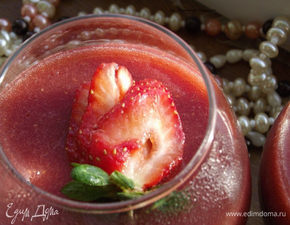 Когда шоколад застыл, разливаем клубничное пюре по бокалам и отправляем  на 15-20 минут снова застывать в морозильную камеру, а затем убираем в холодильник.  Верх накрываем пищевой пленкой.

При подаче украсить свежей клубникой :)