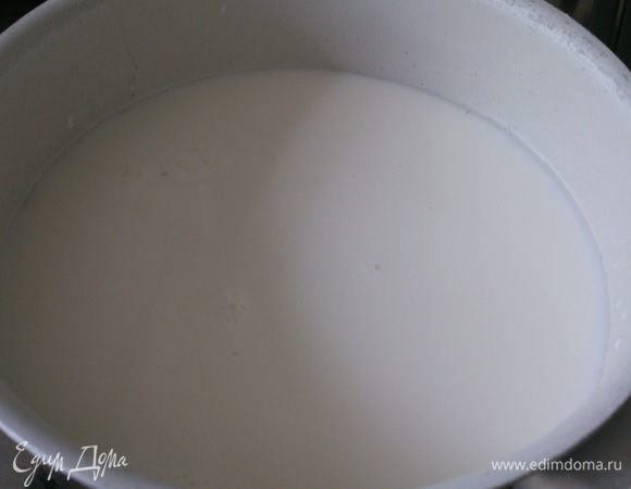 Для приготовления крема молоко вылить в кастрюлю и поставить на огонь. Всыпать сахар и довести до кипения.