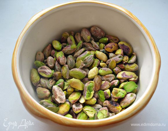 Фисташки (можно и солёные) очистить от скорлупы. Получилось как раз 200г.