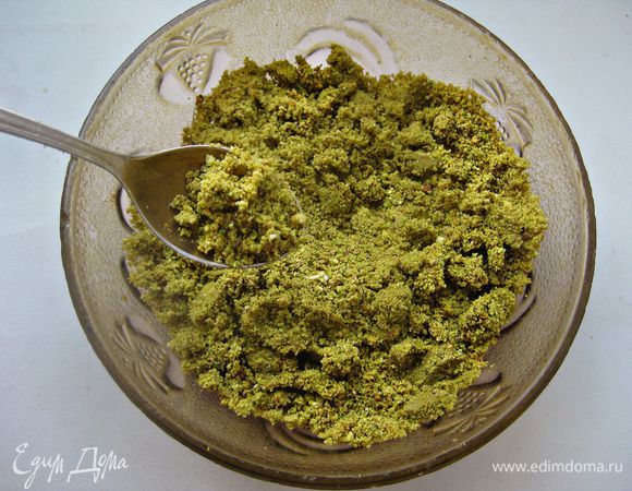 Горсточку орехов порубить и оставить для украшения. Остальные фисташки измельчить в кофемолке до состояния муки.