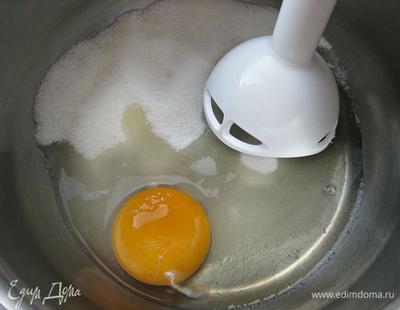 Яйцо взбить с сахаром до получения однородной массы.