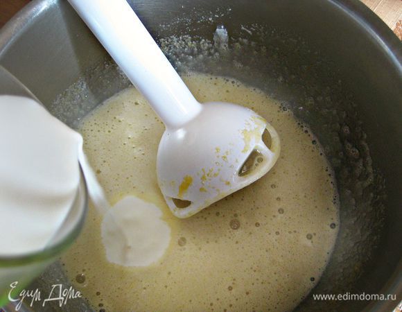 Стакан сливок немного подогреть и постепенно влить, не переставая взбивать, в яичную массу.