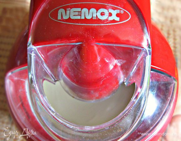 Дальше полученную смесь я вылила в ёмкость мороженицы и готовила ещё 40 мин до загустения мороженого. Но можно, конечно, разлить смесь и по контейнерам и затем поставить в морозильную камеру на 3-4 ч.