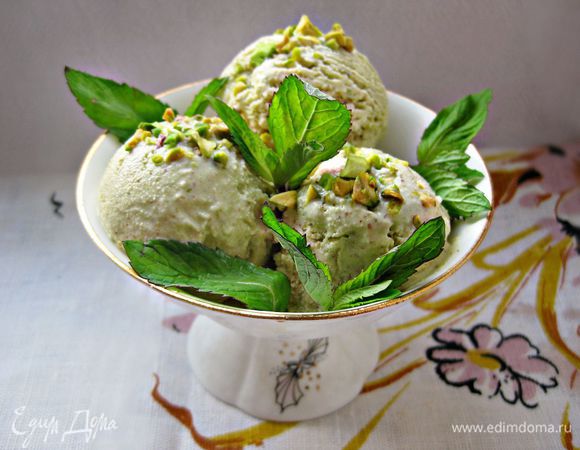 Разложить готовое мороженое по креманкам, украсить рубленными орехами, листиками мяты и наслаждаться! Вкусного вам лета!