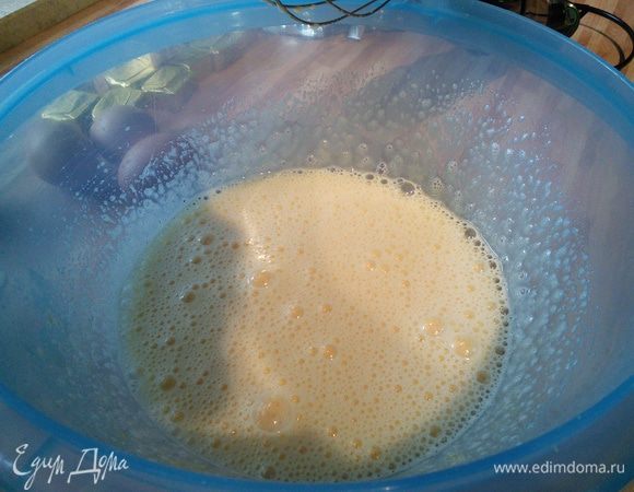 Включить духовку на 175 градусов. форму 24 сантиметра в диаметре выложить бумагой для выпечки. яйца взбить с сахаром до густой, светлой массы.