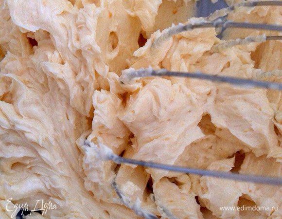 Яйцо взбить с сахаром в пену. Добавить мягкое сливочное масло и взбивать до получения пышного крема.