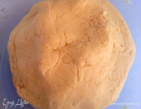 Муку просеять с разрыхлителем. Добавить в масляный крем. Аккуратно перемешать. Должно получиться мягкое некрутое тесто. Скатать в шар и убрать в холодильник на 30 минут.