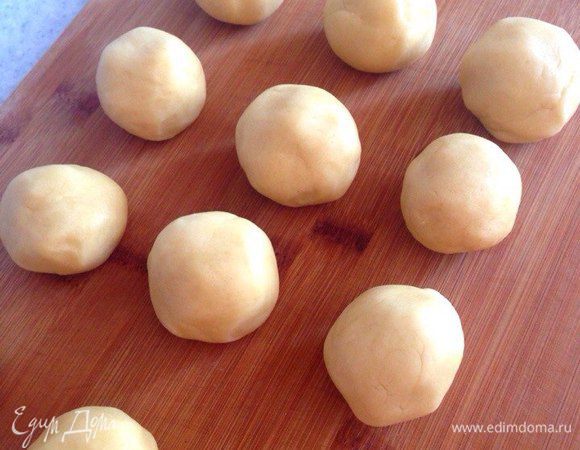 Затем тесто достать из холодильника. Отделять от него кусочки размером с грецкий орех и формировать шарики (из этого количества получается примерно 13 штук).