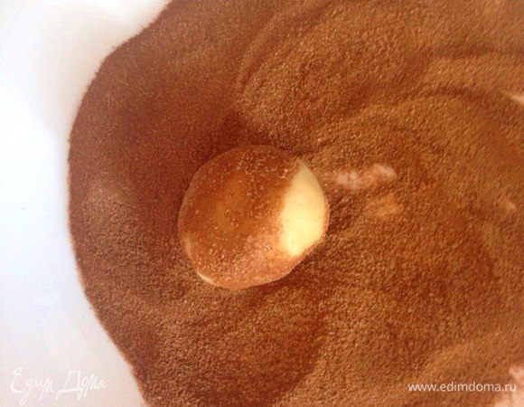 Для посыпки сахар смешать с корицей. Каждый шарик обвалять в этой смеси. 