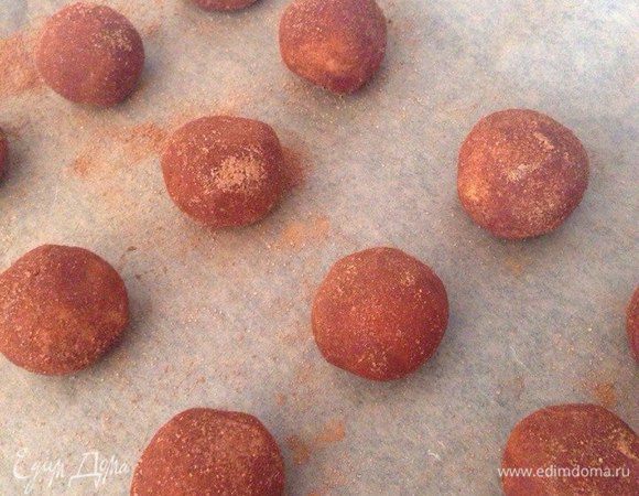 Духовку разогреть до 175 градусов. Противень застелить пергаментом, на него выложить подготовленные шарики. 
