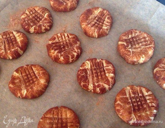 Каждый прижать вилкой крест-накрест, чтобы он немного "сплющился". Поставить в духовку, выпекать 13-15 минут. 