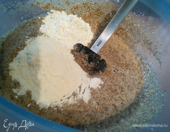 Во взбитые яйца добавить миндаль, муку и крахмал, осторожно вымешать лопаткой до однородного состояния.