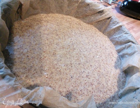 Тесто выложить в форму, разровнять и выпекать в разогретой духовке 25 минут. Готовность проверить зубочисткой. Тесто выложить на решётку верх дном,  охладить, снять бумагу, разрезать на три  горизонтальных коржа.