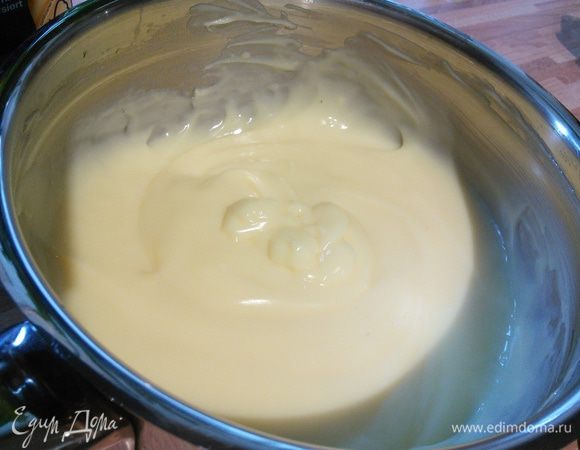 Для крема: отделить 4 ст. ложки от общего количества молока и размешать в них ванильный пудинг. Остальное молоко довести до кипения и ввести тонкой струйкой при постоянном интенсивном помешивании пудинг. Он тут же заварится. Снять с огня, охладить, накрыв плотно плёнкой, чтобы не образовалась корочка.