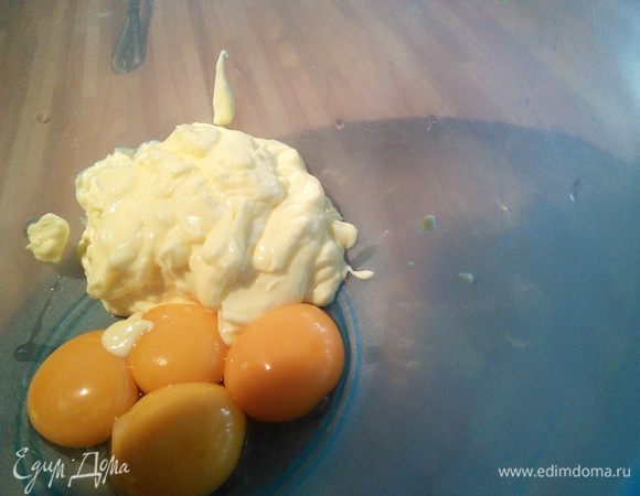 Теплое масло взбить с желтками. Кто не хочет употреблять сырые желтки -я думаю может их упустить, тогда необходимо вбить масло в еще теплый крем. 