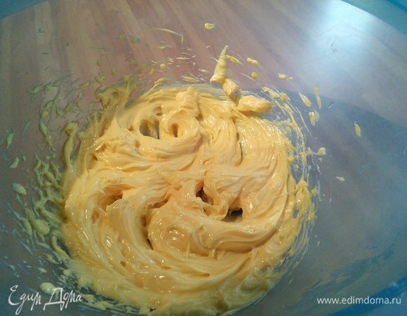 Взбитое масло с желтками постепенно ввести в крем, размешивая до однородности. 