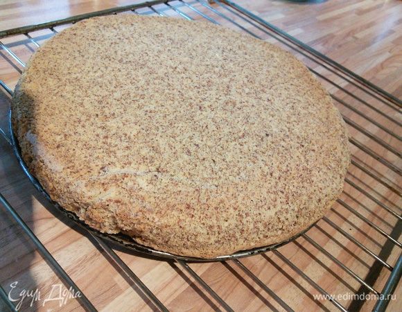 Ореховый бисквит разрезать на три коржа.