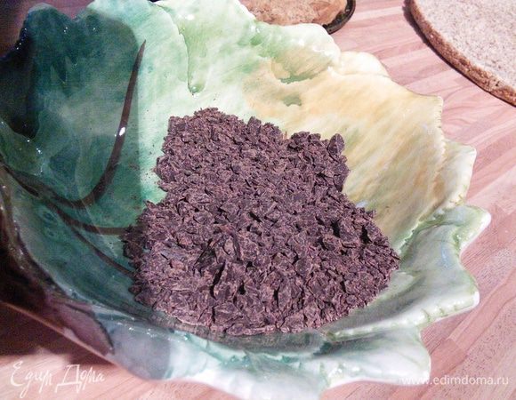 Шоколад мелко порубить.