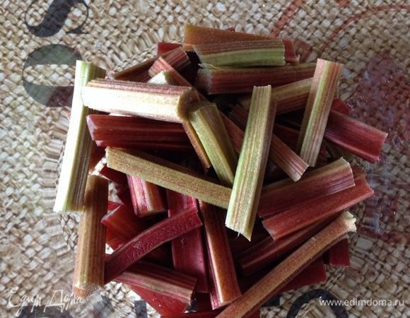 Нарезать стебли ревеня.