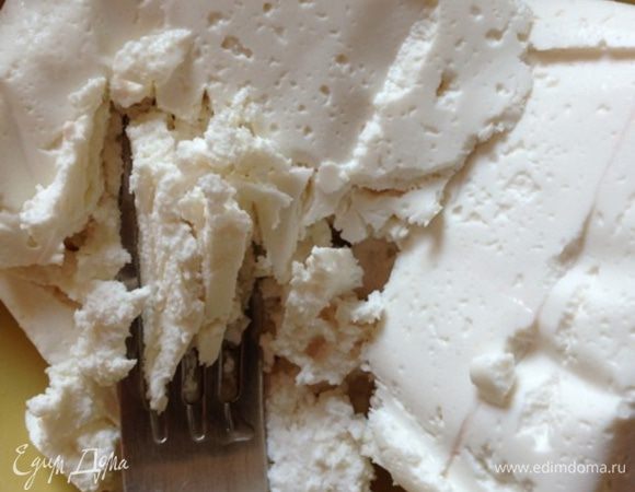 Рецепт на 2 порции.
Все очень просто. Главное творог брать незерненый, но и не совсем мягкий.
У меня был 1% в бумажных пачках по 200 грамм.