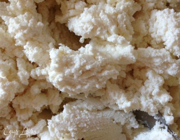 Вилкой тщательно перемешаем творог с сахарной пудрой и ванилином. 
Как я уже говорила, можно взять уже готовые сладкие творожные сырки или массу, только без сухофруктов и цукатов, или просто творог пожирнее.