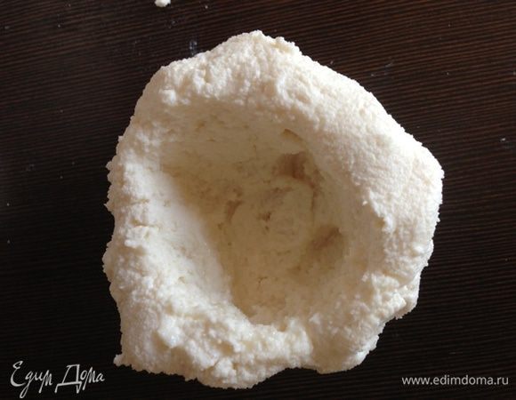 Делим получившуюся массу на 2 равные части и формируем из них довольно крупные шарики, делая углубление посередине.