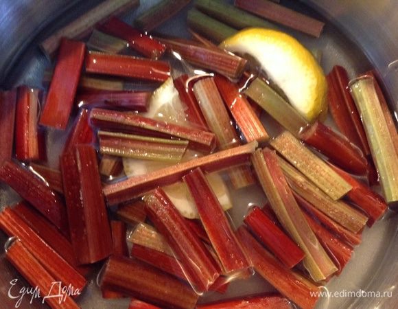 Добавить сахар, лимон. Все залить 120 г. воды.