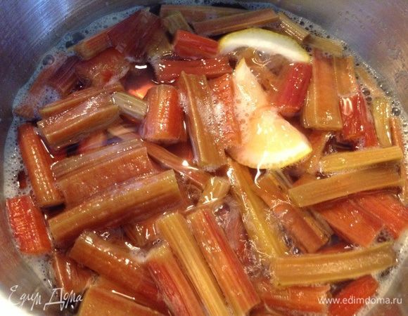 Поставить на огонь, варить до мягкости ревеня(у меня 5 минут).