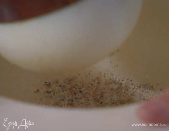 Семена фенхеля, соль и перец растереть в ступке.