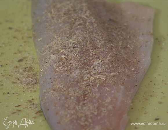 Филе сибаса посыпать измельченными специями.