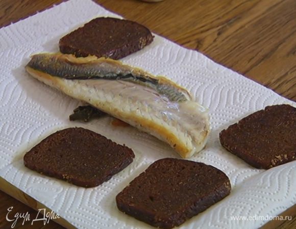 Разогреть в отдельной сковороде оставшееся оливковое масло и обжарить хлеб с двух сторон, затем переложить на бумажное полотенце.