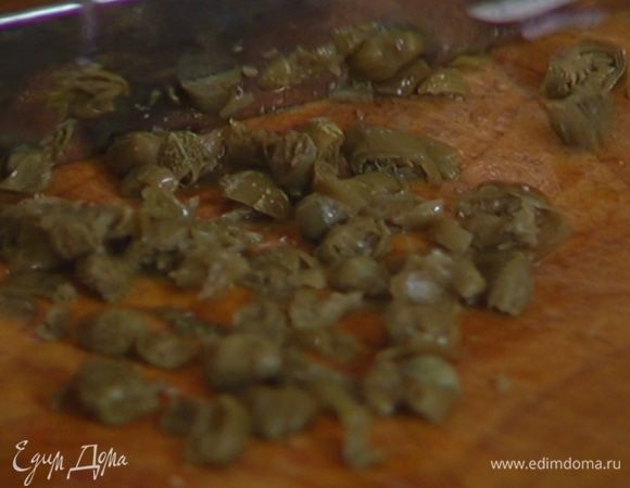 Каперсы мелко порубить.