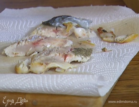 Обжаренную рыбу разрезать на кусочки.