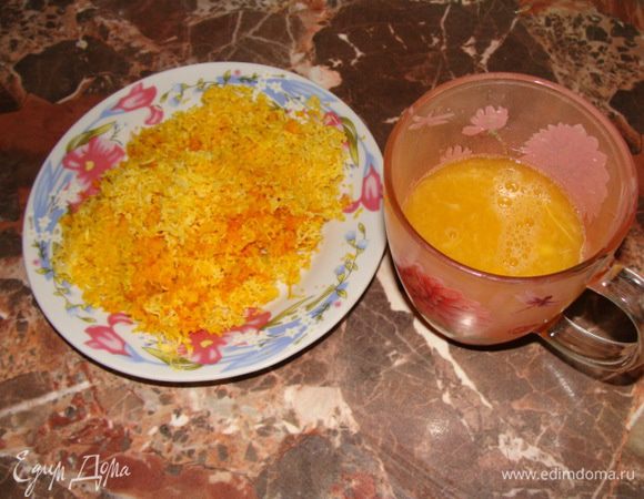 С апельсинов снять цедру, отжать сок, нам понадобиться 3/4 стакана.