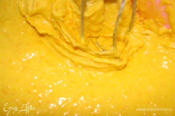 Желтки отделить от белков. Взбить желтки с половиной сахара, добавить сок и растительное масло.
