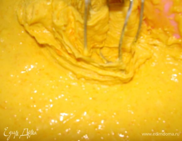 Желтки отделить от белков. Взбить желтки с половиной сахара, добавить сок и растительное масло. 