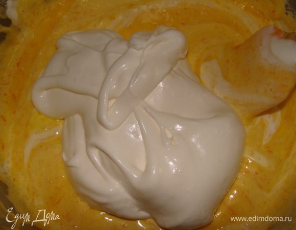 Соединяем белки и желтковую массу, постепенно добавляя белки и аккуратно перемешиваем.