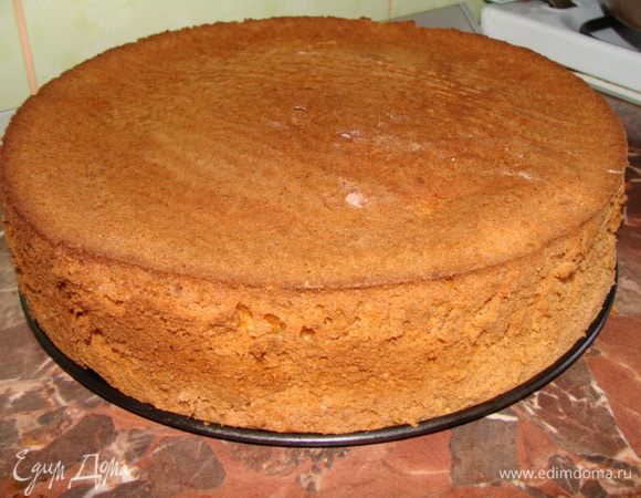 Остудить, снять форму, по краям формы нужно провести ножом, и выложить бисквит на решетку.
