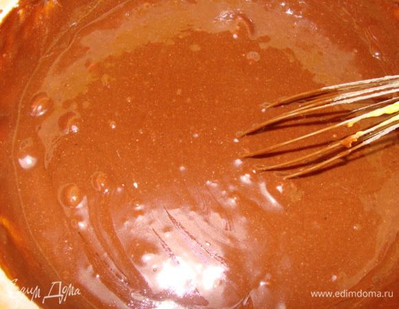 Готовим шоколадный бисквит.
Сухие компоненты просеять в посуду. Добавить растительное масло и молоко, перемешать. Затем влить крутой кипяток, быстро перемешать и перелить в форму, застеленную пергаментом. Нам нужен прямоугольник и не толстое тесто, поэтому выпекаем на противне.