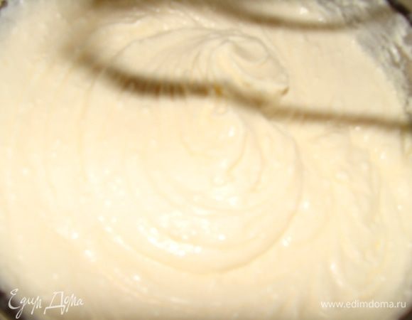 Крем для коржей. Творог и размягченное сливочное масло взбить вместе. Добавить о,5 л сметаны, ванилин и сахар, размешать. 