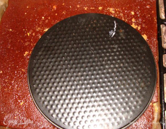 Собираем торт. Кладем апельсиновый корж. Обмазываем кремом. Вырезаем из шоколадного коржа круг.