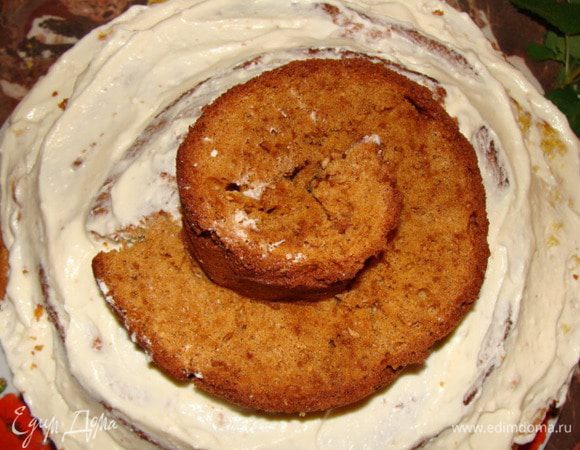 Продолжаем формировать спираль из медового бисквита.