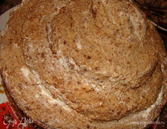 Измельчаем остатки медового бисквита в крошку, смешиваем со сметаной до состояния массы, которая хорошо лепиться. И далее работаем как скульптор над статуей, формируя округлые выступы. Поставим панцирь в холод минут на 20.