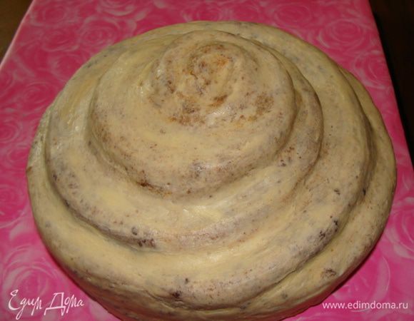 Достаем из холодильника и обмазываем тонким слоем крема из вареного сгущенного молока и масла. Убираем в холод. Я обычно экономлю время ожидания, ставлю торт в морозилку на 5 минут.
Достаем, ровняем пальцами, как бы приглаживая, покрываем опять тонким слоем, убираем в холод. Делаем так всего три раза, чтобы получилась гладкая поверхность.