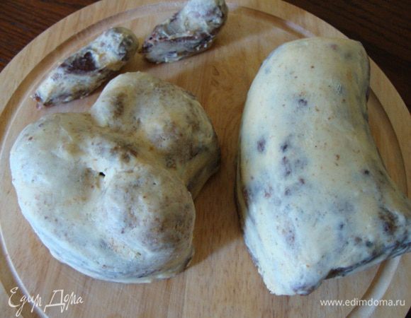 Из остатков шоколадного бисквита вырезать по две детали одинаковых детали для шеи и головы. Шею я делала на глаз, а голову вырезала, приложив крышку от сметаны, затем столовой ложкой сделала выемки по бокам, над щеками. Из кашки сделать щечки, нос и глаза. Соединяла два коржа вместе сметанным кремом.