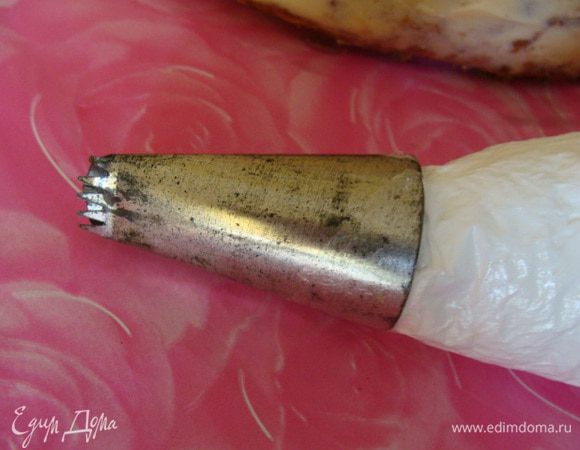 Приготовить крем для украшения "Мокрое безе" Смотреть здесьhttp://www.edimdoma.ru/retsepty/66419-tort-kokosovoe-chudo-ili-nezhnee-nezhnogo Только готовила я его два раза. Один раз на три яйца, второй раз на два.
Насадкой я пользуюсь вот такой, она еще с советских времен.