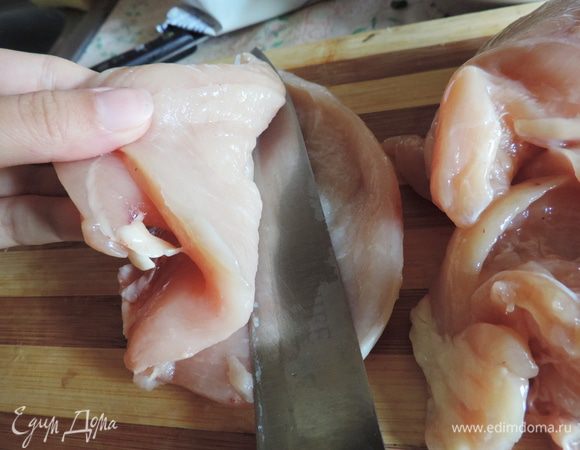 Займемся сначала филе. Нам его надо будет надрезать поперек, развернуть как книжку и отбить. Теперь обо всем этом по порядку. Для начала отрезаем малое филе, оно нам пригодится, чтоб сделать заплатку, если филе порвется при отбивании.
Теперь острым ножом разрезаем филе пополам, не дорезая до конца.