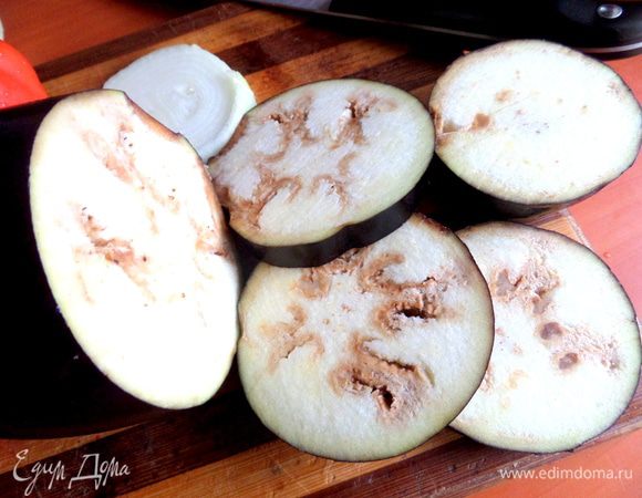 Баклажан нарезать толстенькими кольцами.